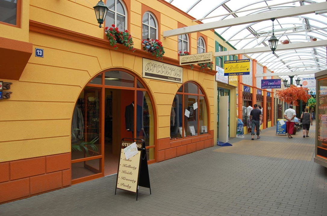 Obchody před hotelem WELLNESS HOTEL BABYLON