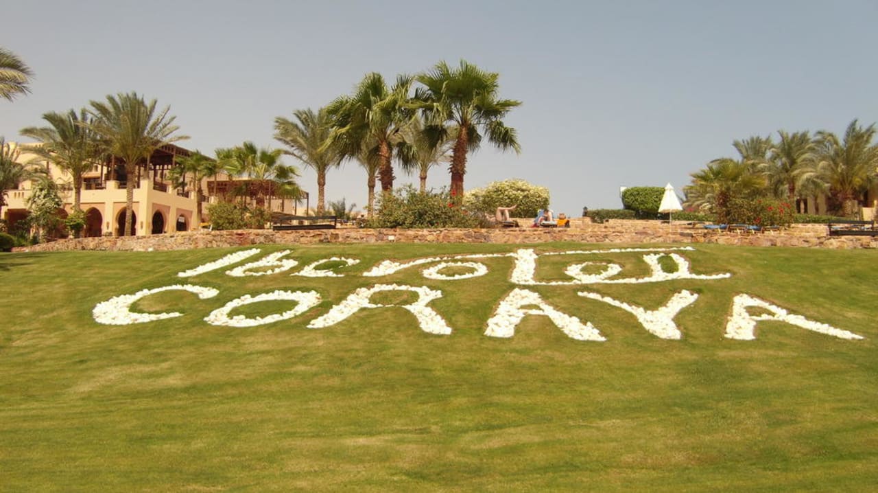 Blickrichtung Norden Grün zwischen Strand und Pool Steigenberger Coraya Beach - Adults only