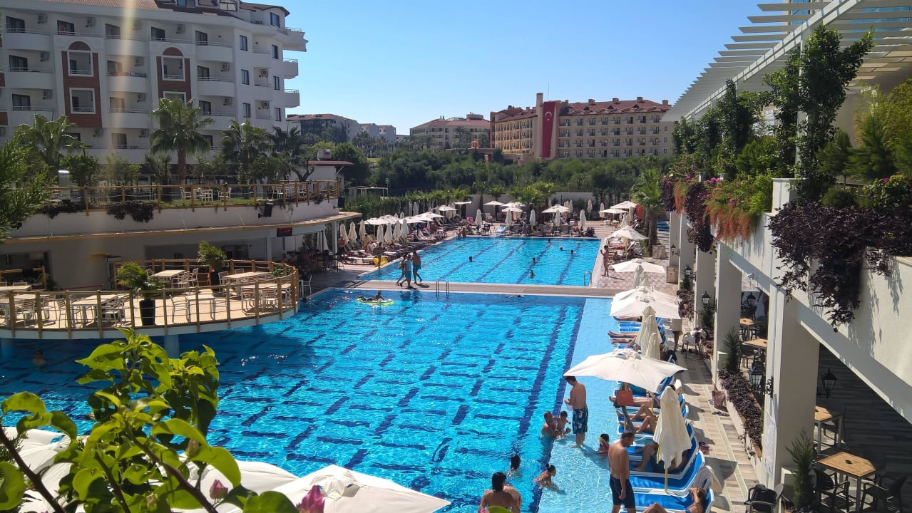 Вид на басейн Castival Hotel