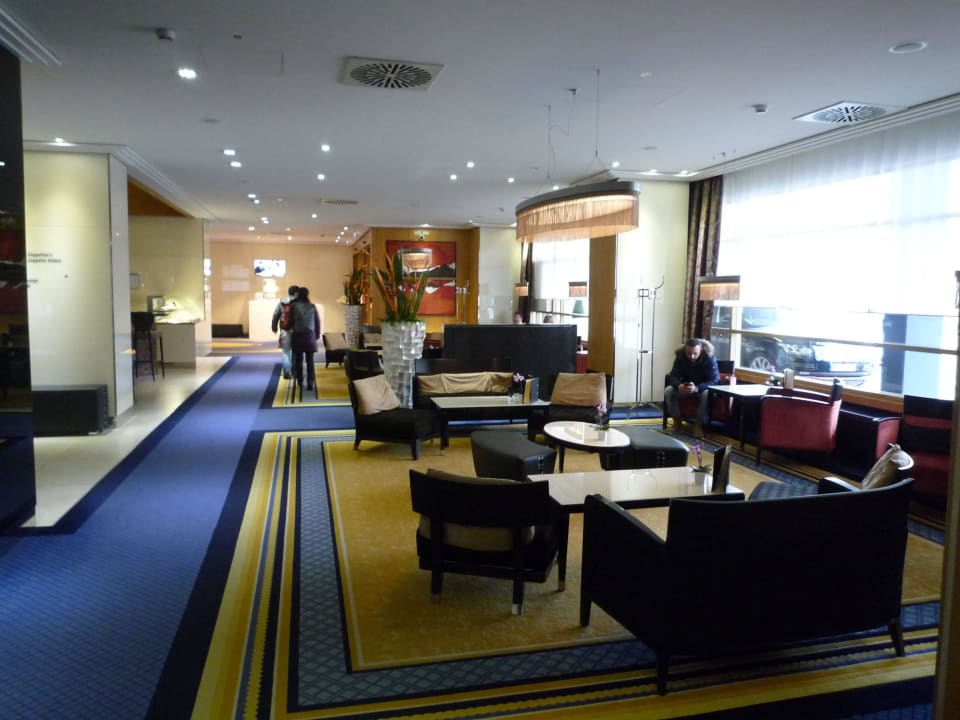Ansprechender Sitzbereich auf Höhe der Bar Steigenberger Hotel Graf Zeppelin