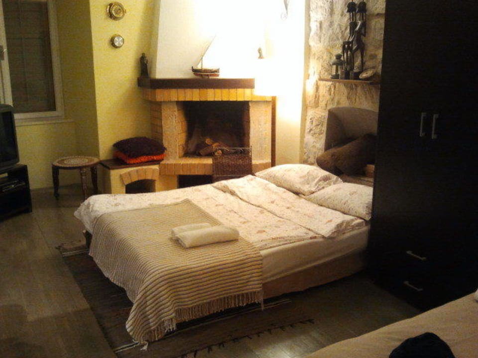 Eines der beiden großen Betten, mit Kamin...  Apartments Lapad
