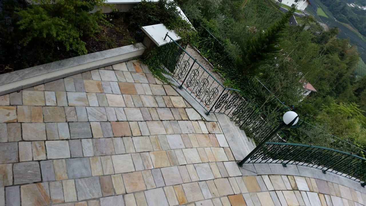 Blick vom Zimmer auf die Außenanlagen Das Finkennest Panoramic Garden Resort