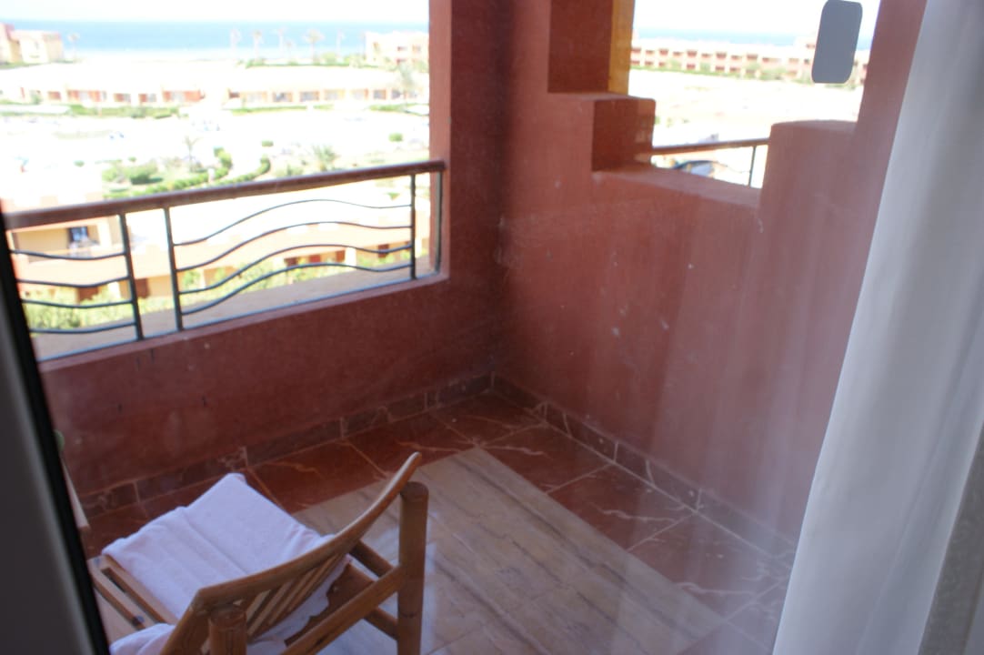 Balkonscheibe wurde eine Woche lang nie gereinigt Malikia Resort Abu Dabbab