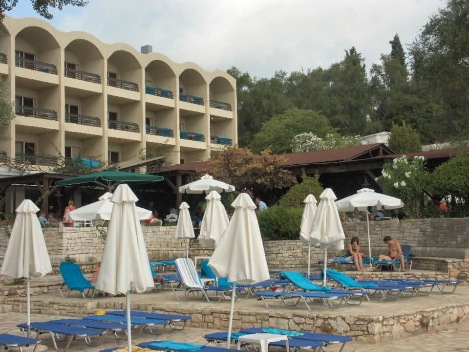 Poolbereich mit Speiseterrasse im Hintergrund Grecotel LUXME Daphnila Bay