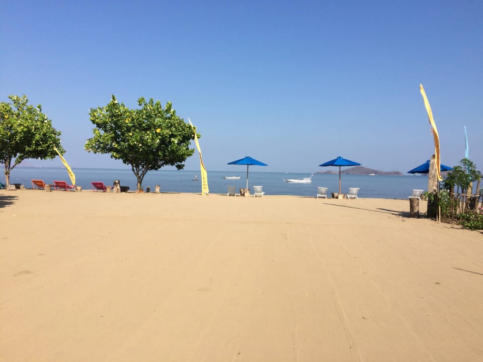 Weitläufiger Strand, aufgeschüttet Puri Sari Beach Hotel