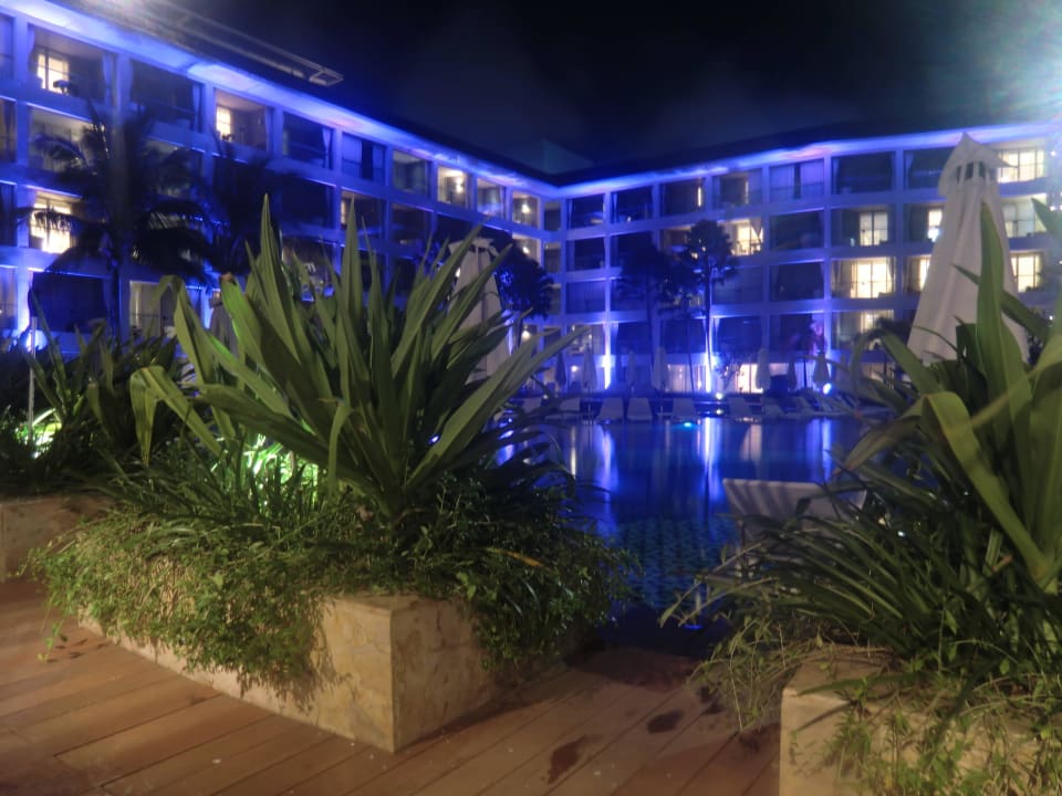 Pool und Hotel am Abend The Stones Hotel - Autograph Collection by Marriott