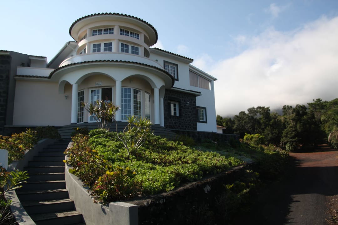 Haupthaus mit Parkplatz (rechts)   Pico Dreams - Sportfish