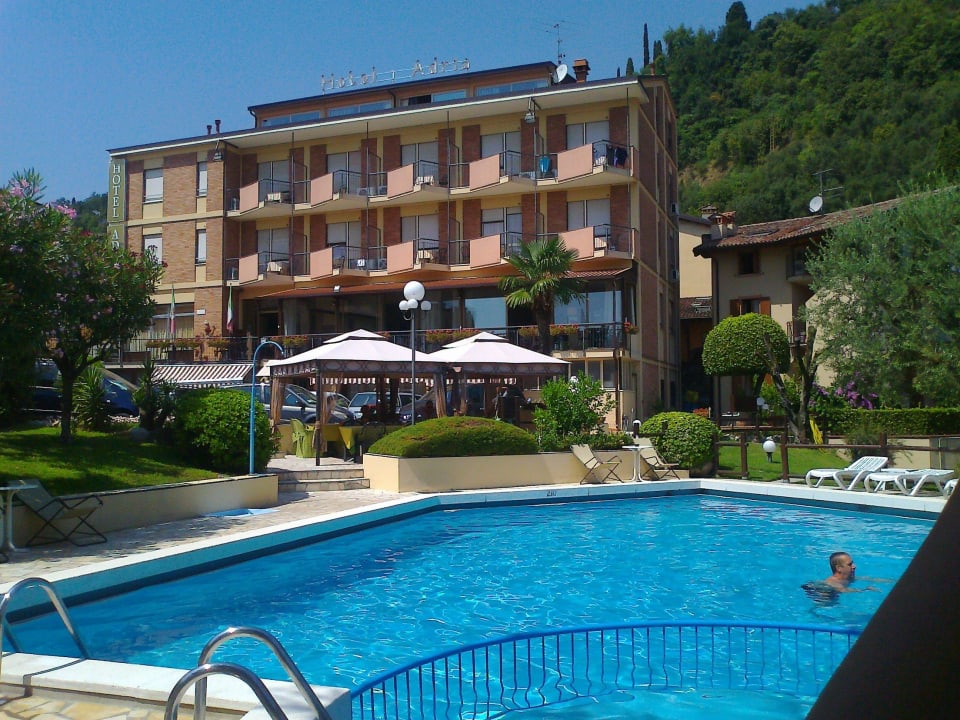 L'hotel visto dalla piscina Hotel Adria n Resort