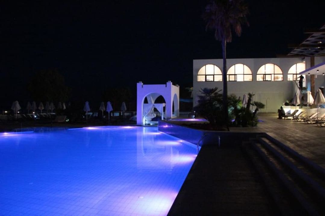 Pool in Abendstimmung TUI BLUE Oceanis Beach and Spa Resort