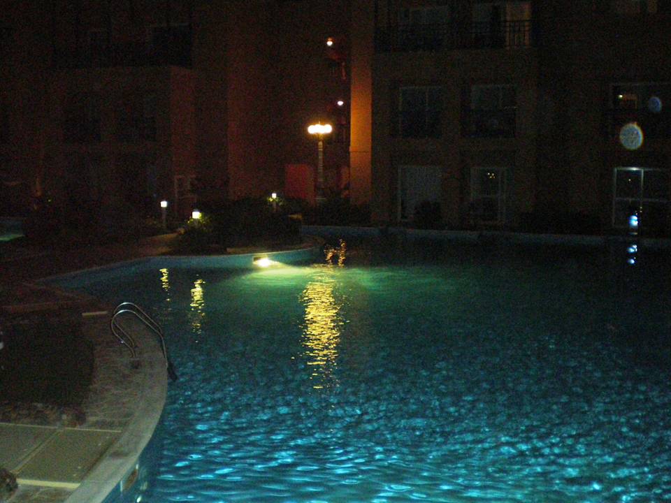 Jeden z basenów nocą Hotel Titanic Palace