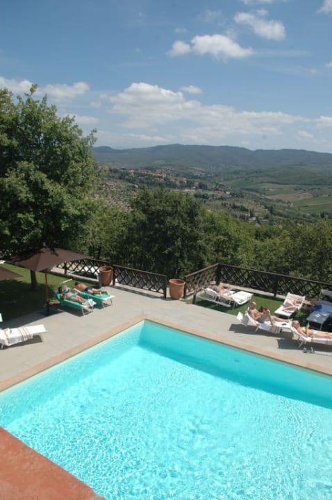 Blick auf den Pool und die Umgebung CDH Hotel Radda