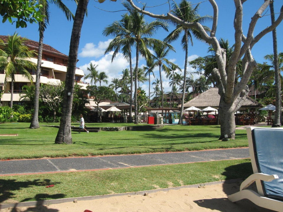 Blick vom Strand in die Hotelanlage Nusa Dua Beach Hotel & Spa