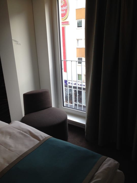 Blick zum Fenster Motel One Köln-Mediapark