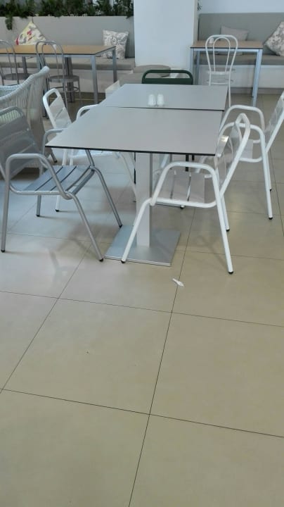 Unbequeme Stühle im Restaurant - keine Auflagen Hotel LIVVO Anamar Suites