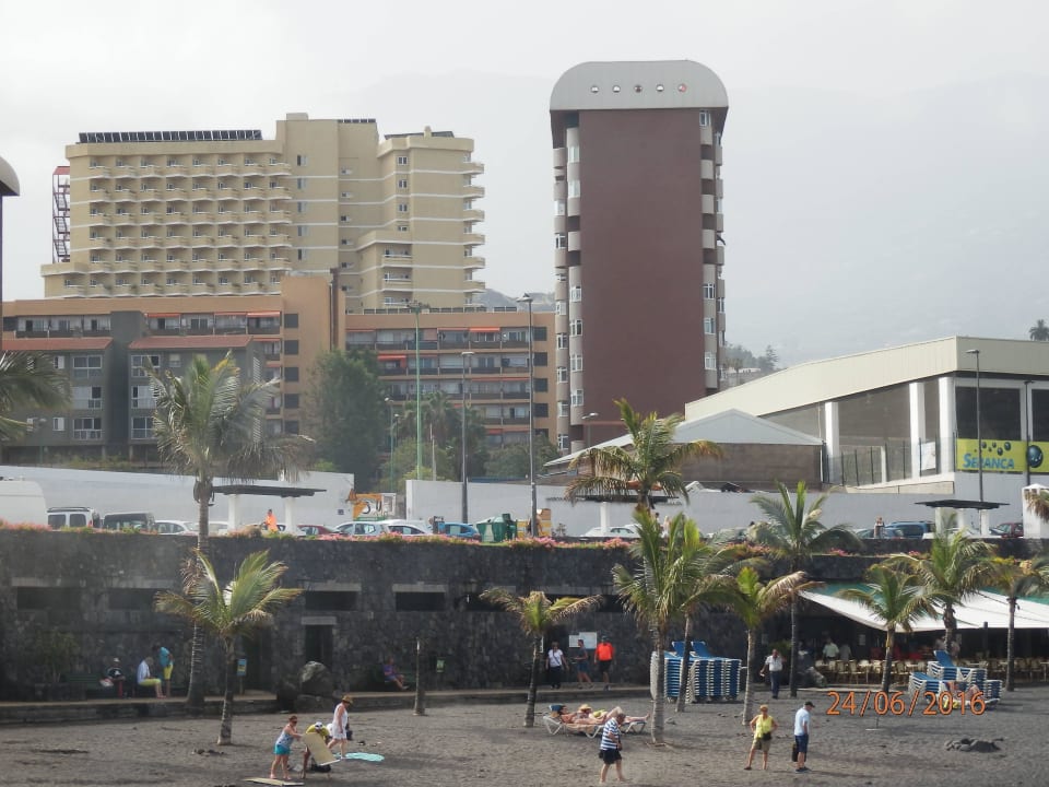 Strand mit Blick aufs Hotel Be Live Tenerife - Adults only