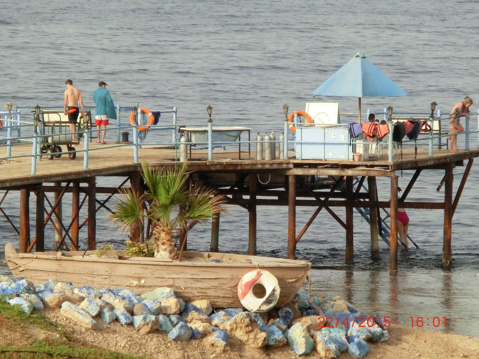 Steg zum einfachen Einstieg an den Korallen Sentido Akassia Beach