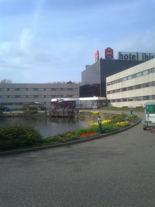 Teich mit Eingang Hotel Ibis Amsterdam Airport
