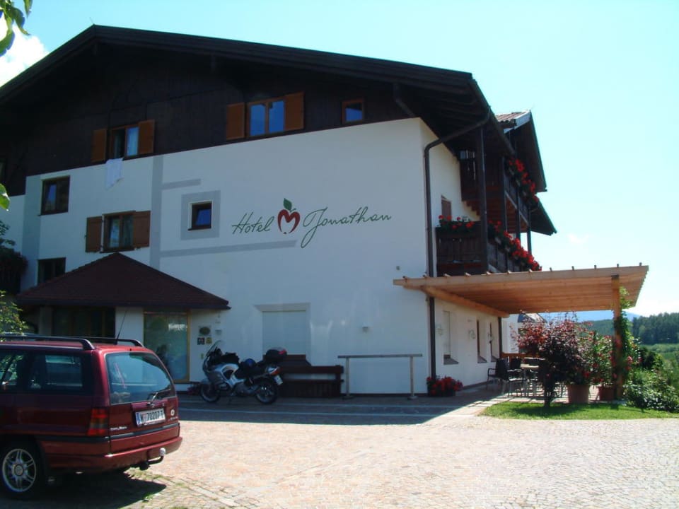 Eingangsbereich von Aussen Hotel Jonathan