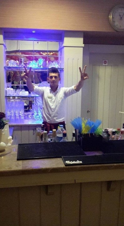 Ali hatte hinter der Theke alles im Griff Fame Residence Lara & Spa