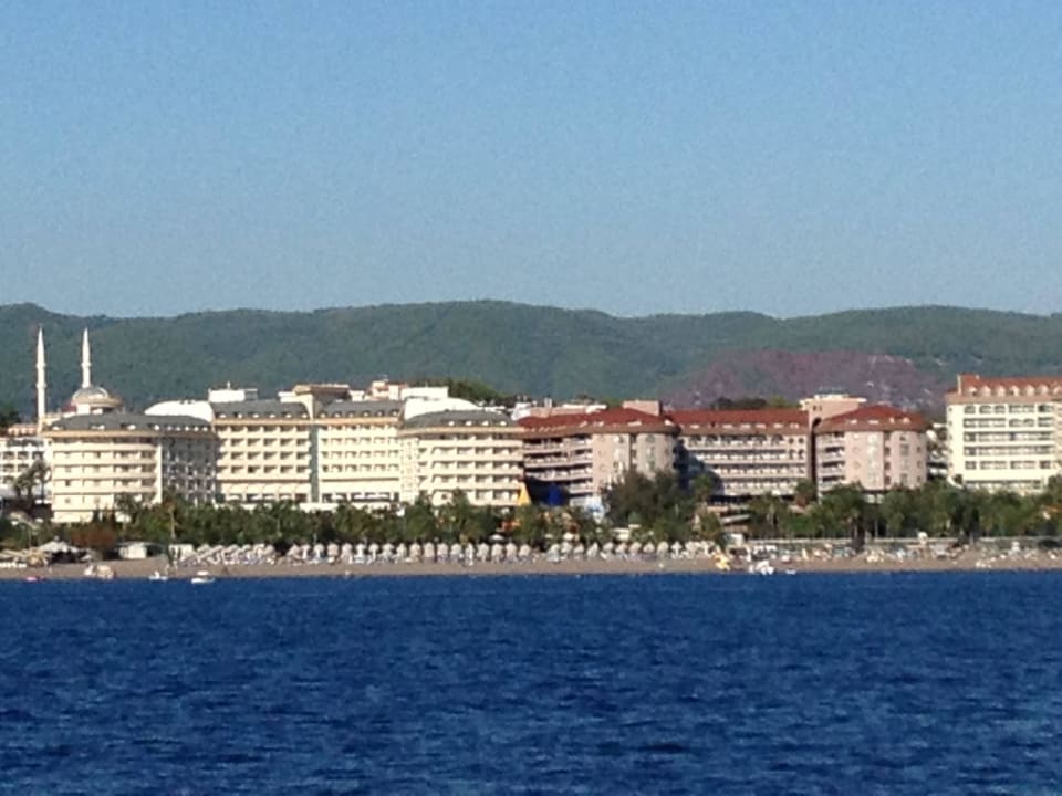 Blick vom Meer auf das Saphir Resort Spa (links im Saphir Resort & Spa