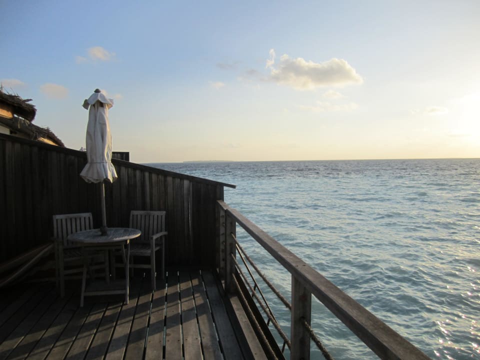 Terrassenausblick abends NH Collection Maldives Reethi Resort