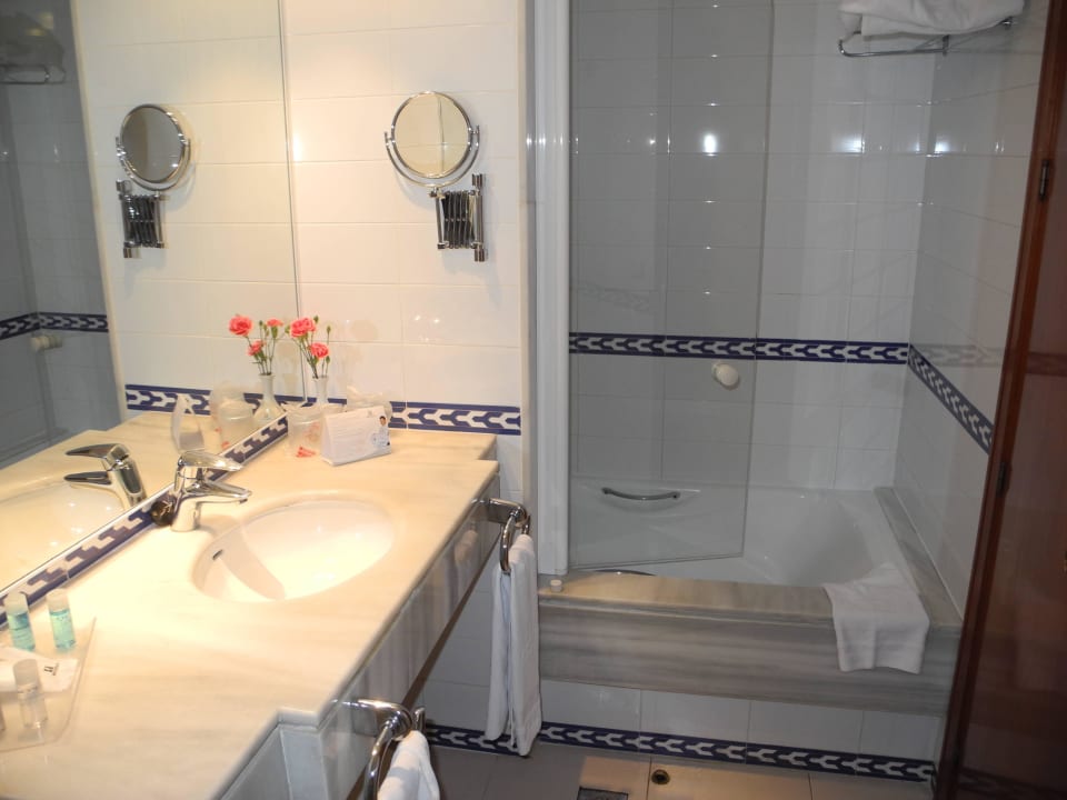 Das Badezimmer (DZ 1109) mit Badewanne Hipotels Barrosa Park