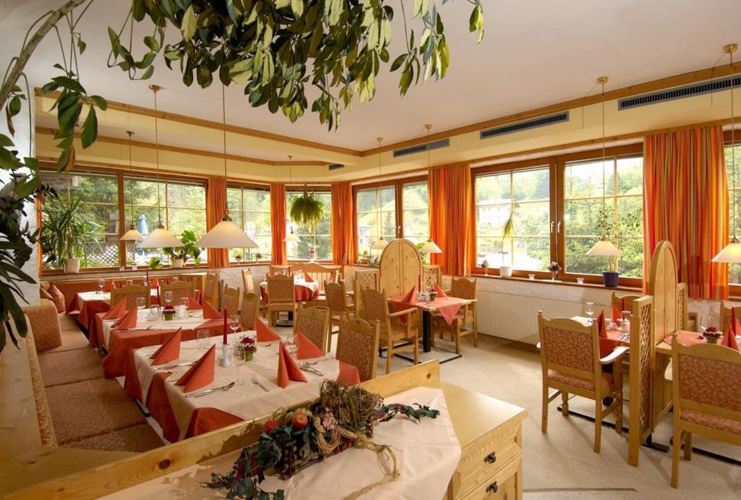 Hell und freundlich eingerichteter Wintergarten Hotel Enzian