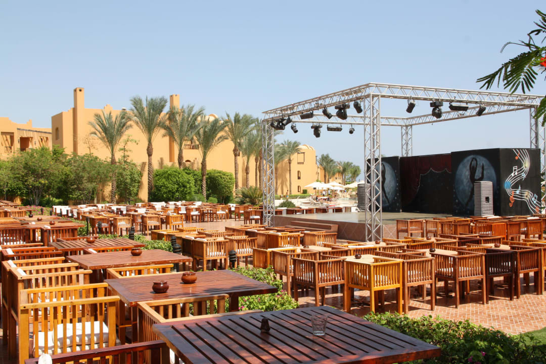 Showbühne am Hauptgebäude Stella Beach Resort & Spa Makadi Bay