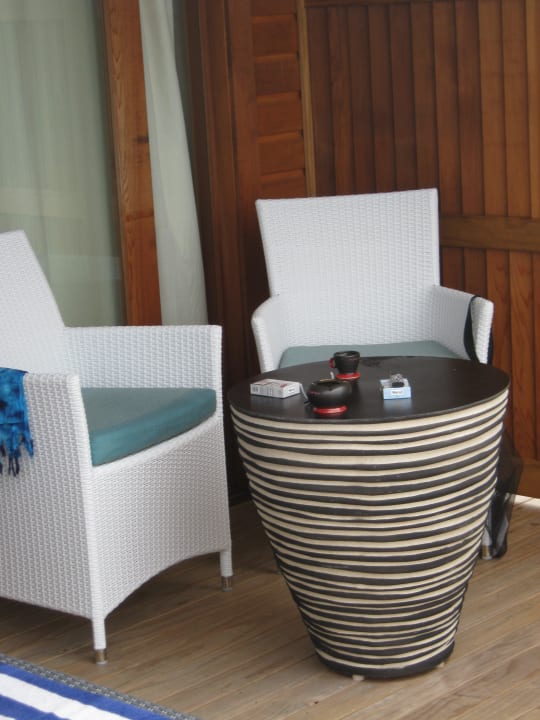 Sitzgelegenheit Wasserbungalow Vilamendhoo Island Resort & Spa