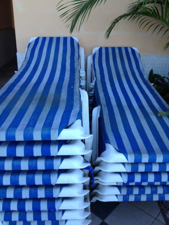 Verdreckte Liegestühle Coral La Quinta Park Suites