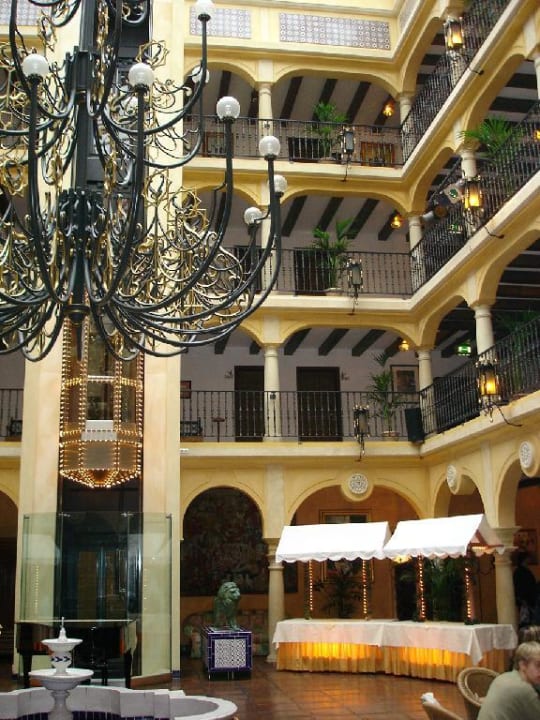 Innenansicht Halle im  Hotel Hotel El Andaluz Europa-Park