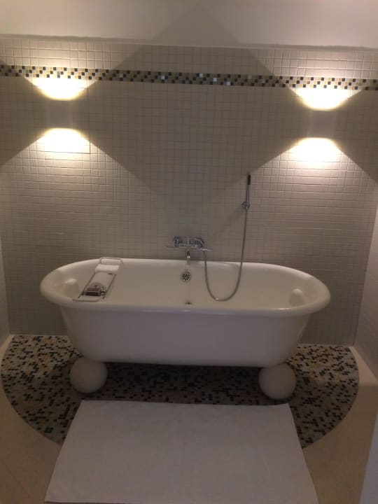 Badewanne in der Suite 323 The Ritz-Carlton Wolfsburg