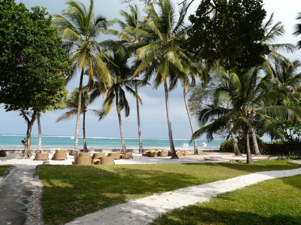 Schöner Sandstrand mit bequemen Liegen Ocean Village Club