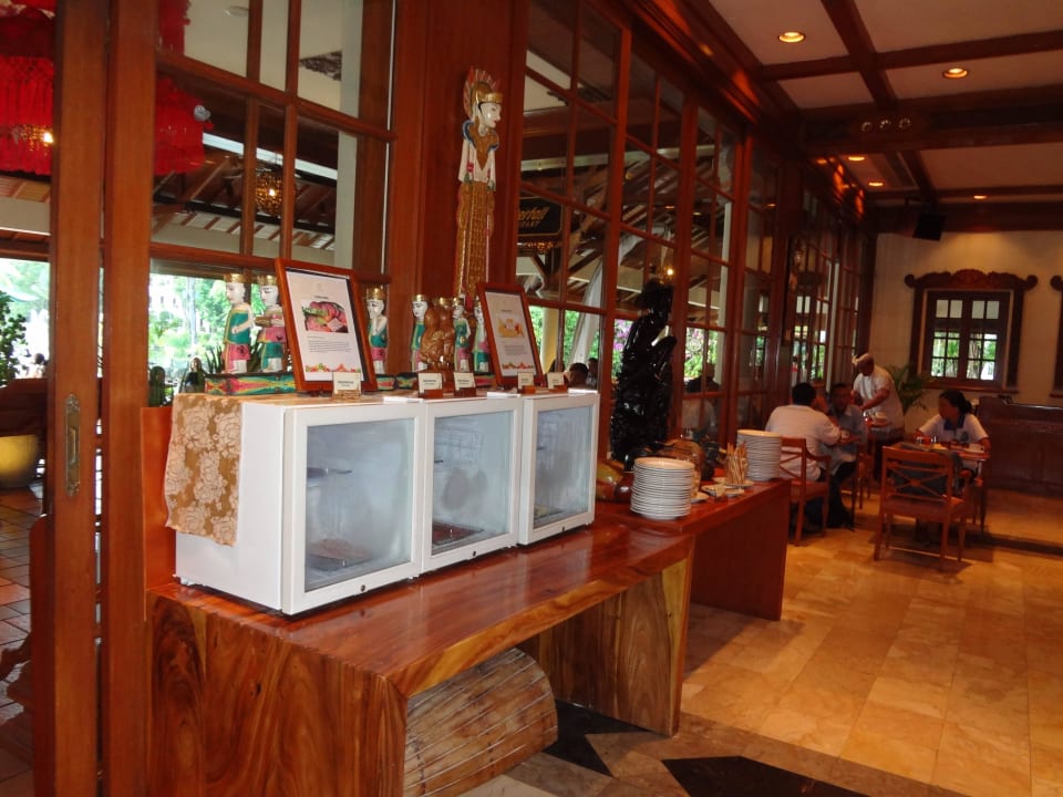 Wurst und Käse lagert in Kühlschränken Ayodya Resort Bali