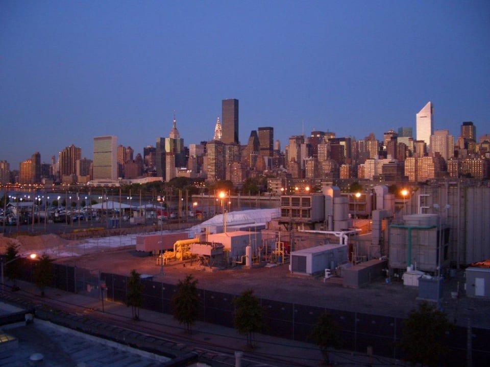 Blick aus dem Hotelzimmer am Abend Ravel Hotel