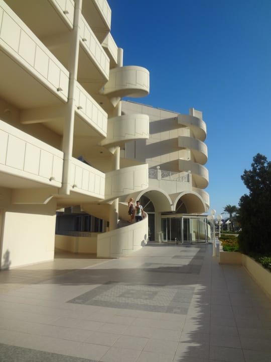 Weg vom Zimmer ins Hauptgebäude Rodos Palladium Leisure & Wellness