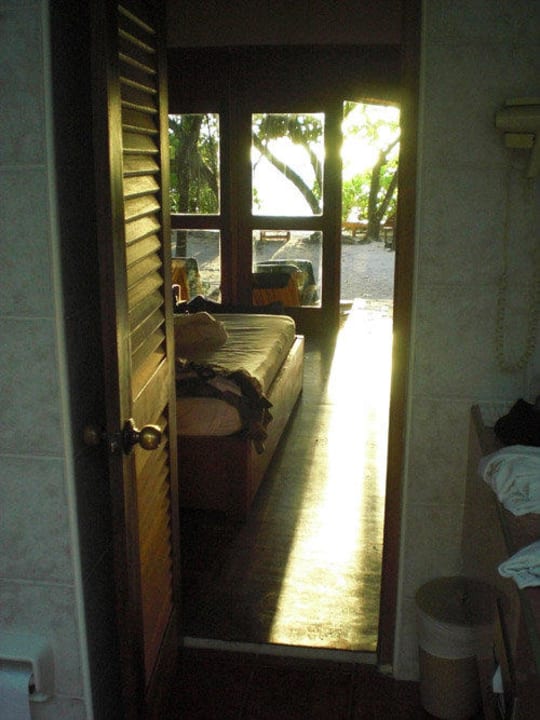 Blick aus dem Bungalow-Inneren NH Collection Maldives Reethi Resort