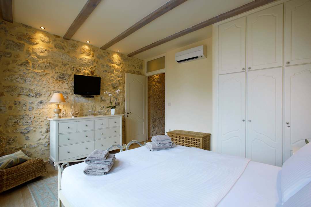 Sea View suite main bedroom with sea view balcony Casa Maistra Residence