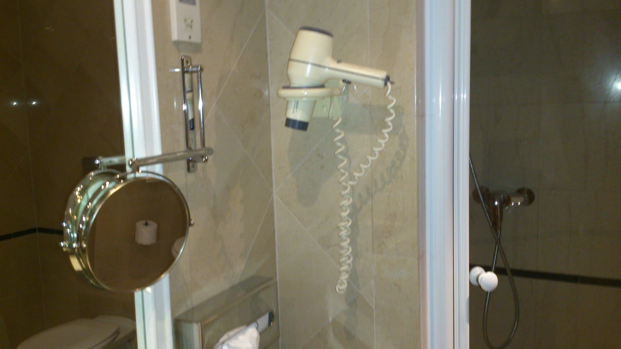 Blick ins Bad Sofitel Budapest Chain Bridge