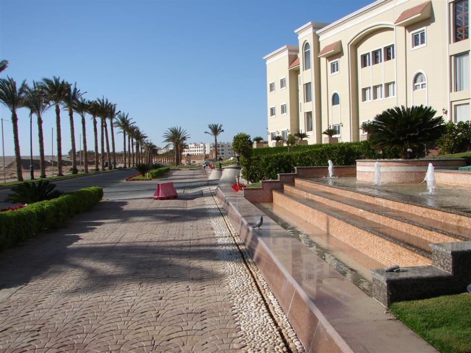 Vor dem Hotel Premier Le Reve Hotel & Spa