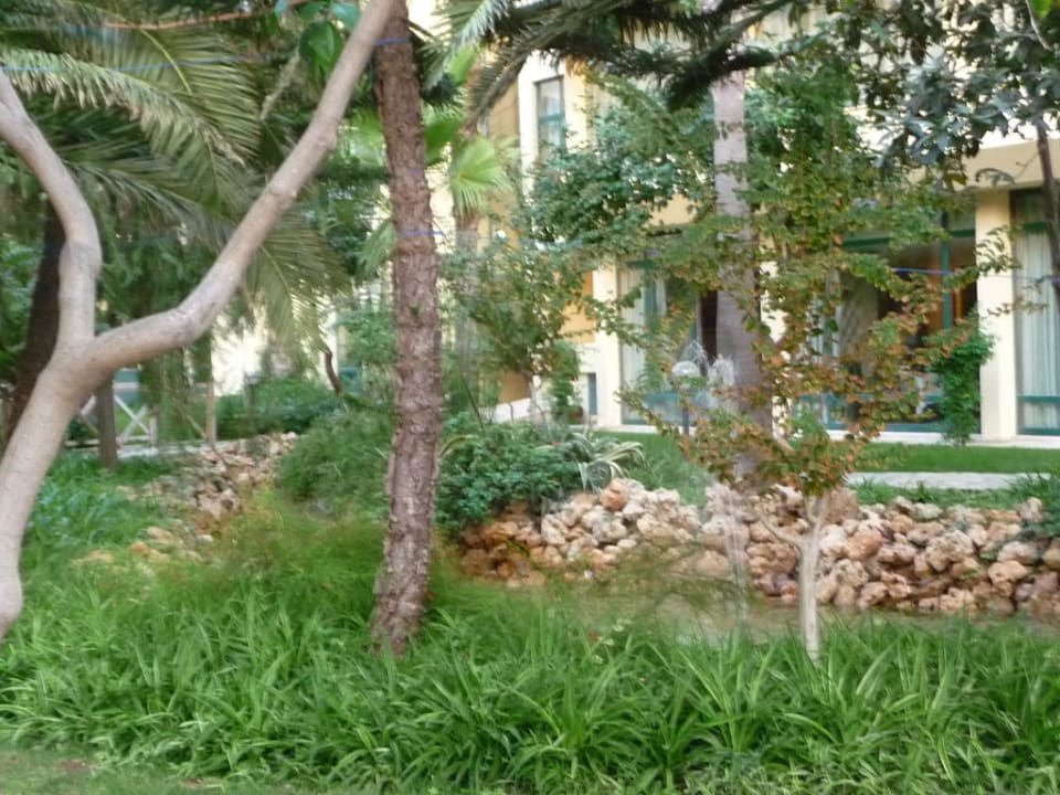 Wunderschön angelegter Garten Hotel Meryan