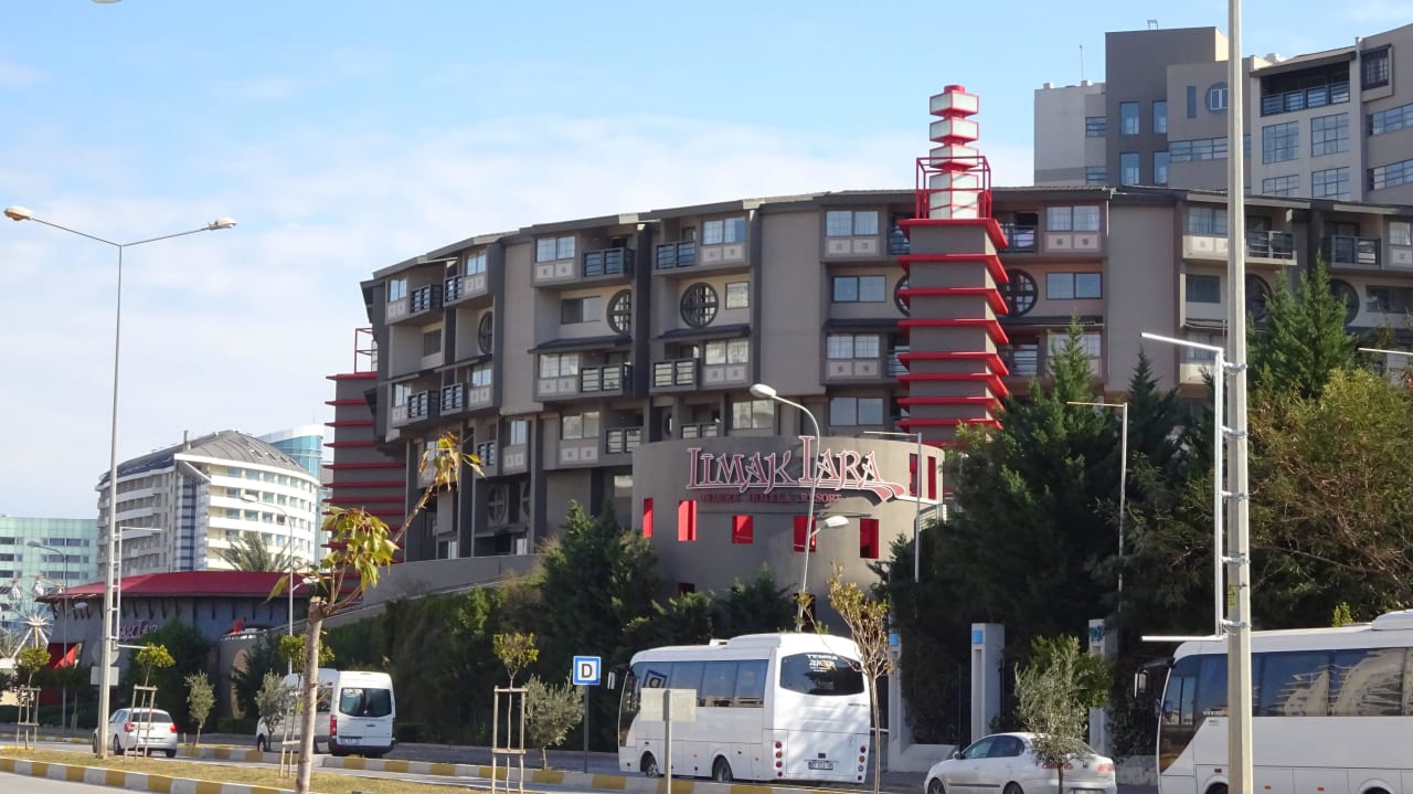 Blick von der Straße Limak Lara Deluxe Hotel & Resort