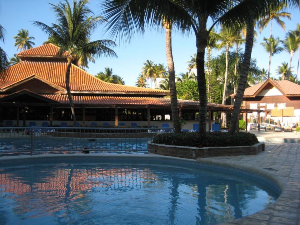 Einer der 3 Pools Villas Bavaro Resort & Spa