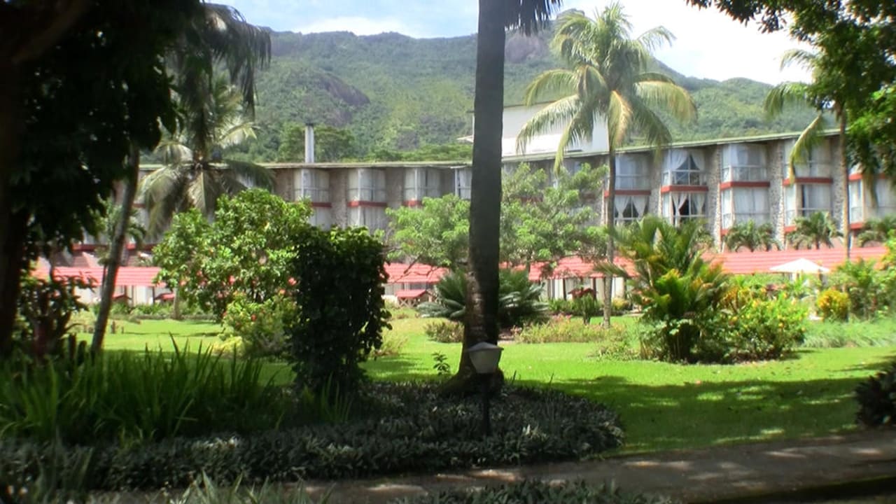Die Gartenansicht des Hotels Berjaya Beau Vallon Bay Resort & Casino