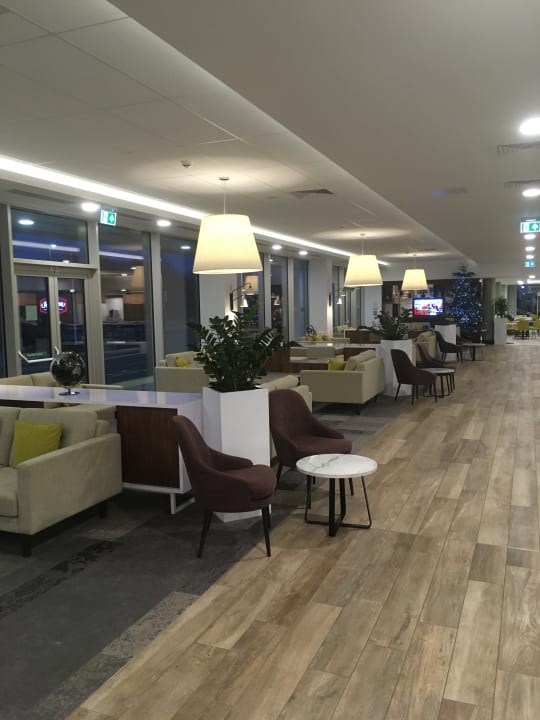 Lobby Hampton By Hilton London Stansted Airport