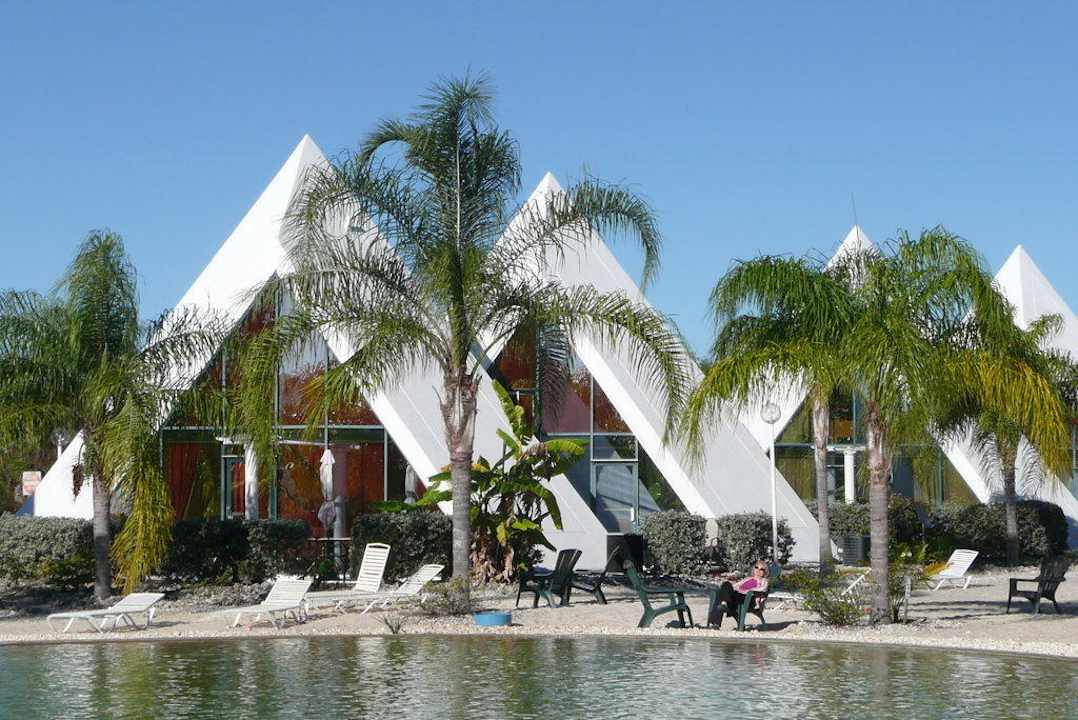 Wohnpyramiden am Pool Pyramids in Florida