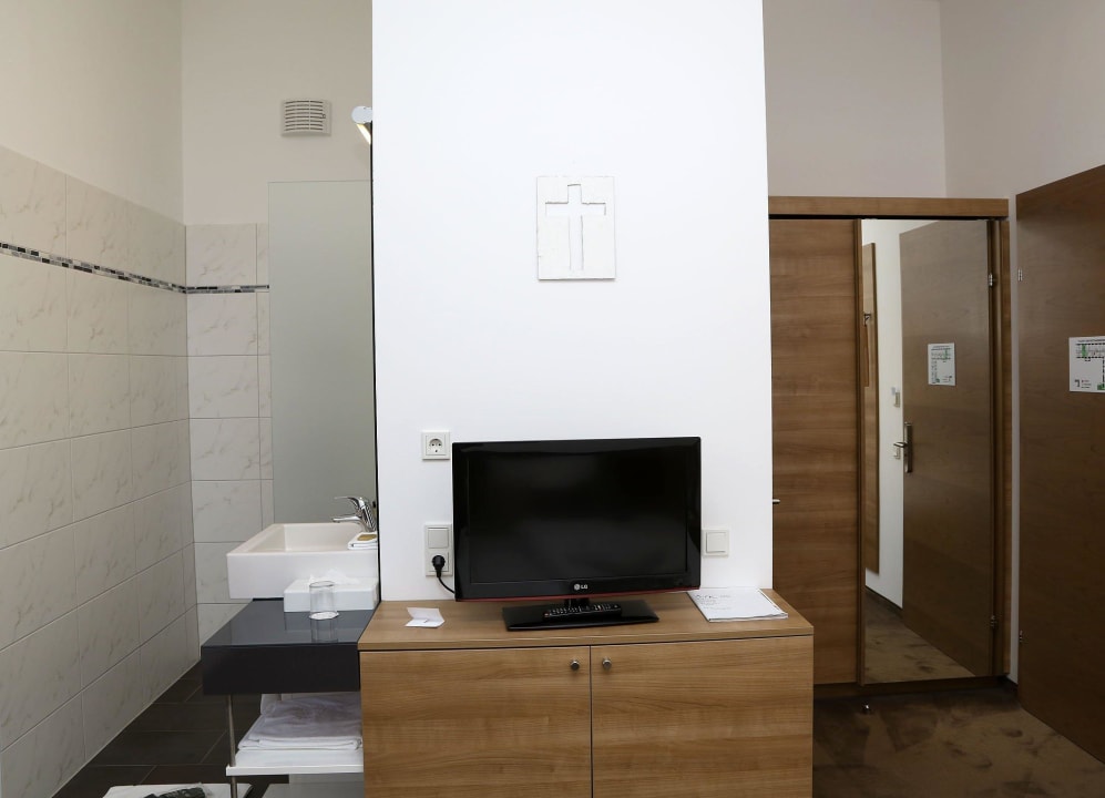 Tv und Zugang zur Dusche Hotel Altes Kloster