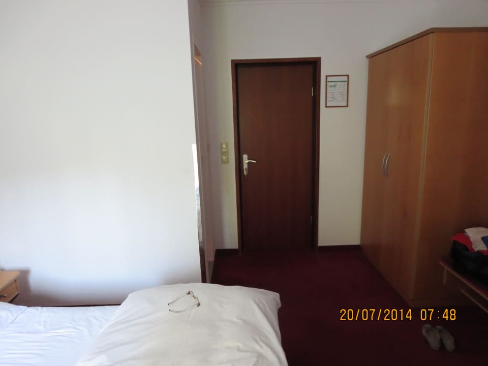 "Comfort-Doppelzimmer" könnte komfortabler sein! Villa Solln