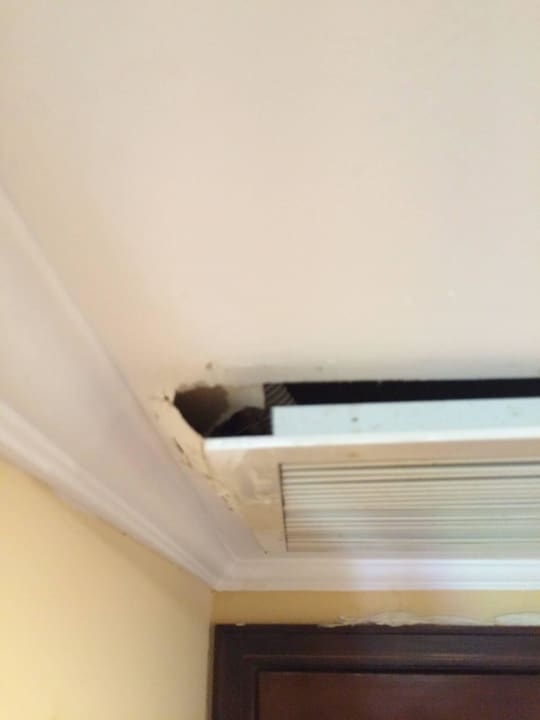 Defekte Klimaanlage und mangelnde Befestigung Stella Beach Resort & Spa Makadi Bay