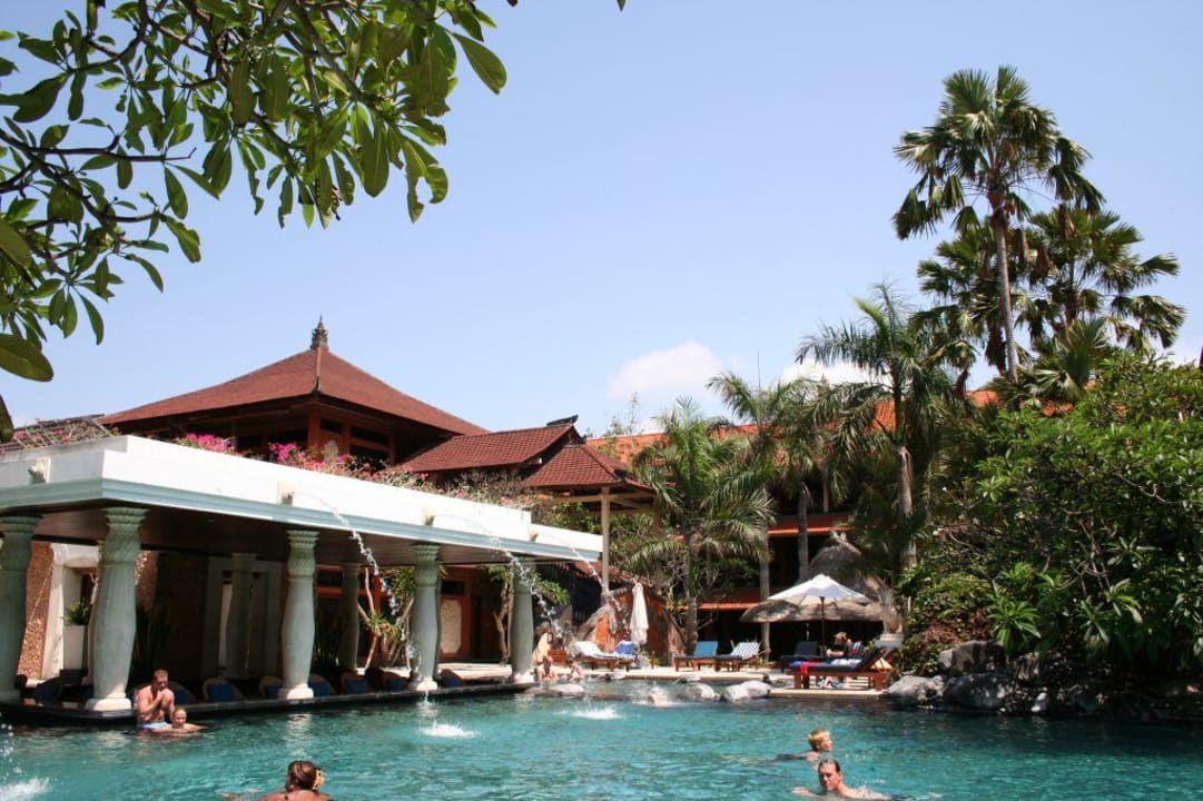 Großer Pool mit Swim off Poolbar Puri Santrian